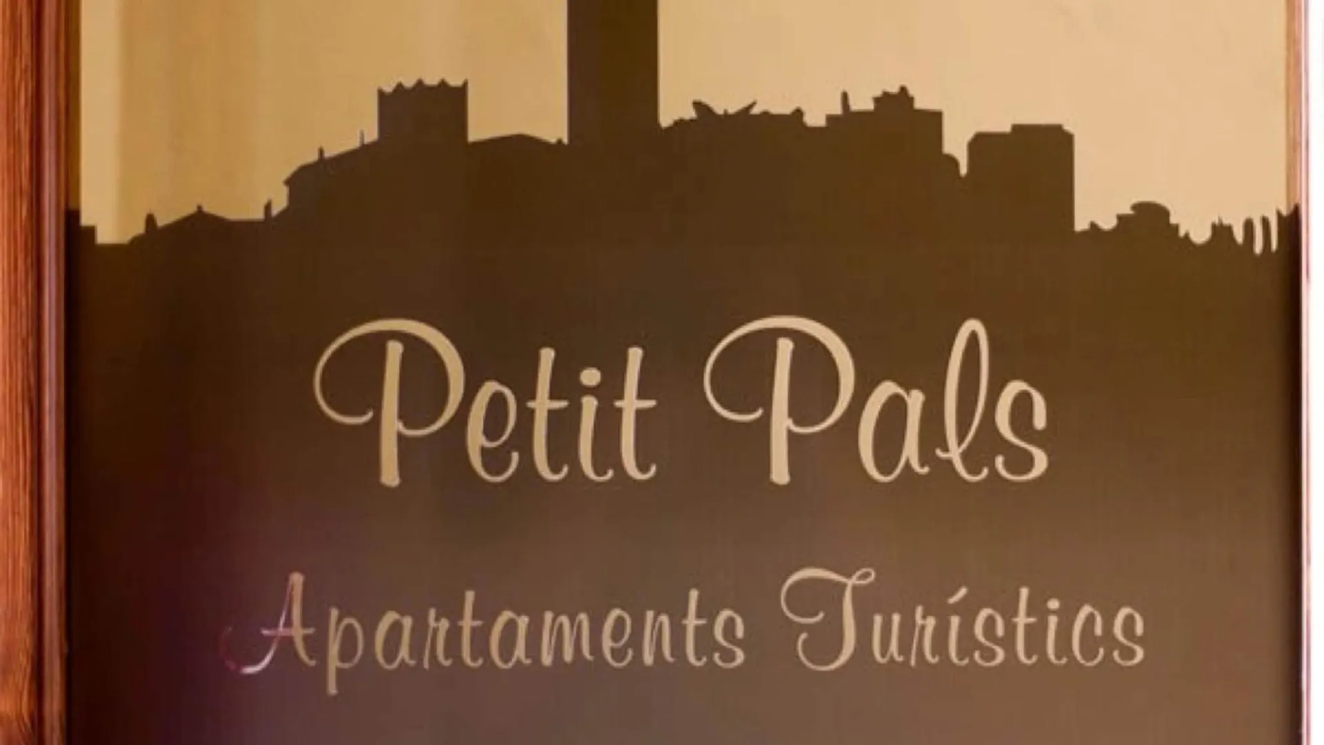 Petit Pals - Torrent Apartment